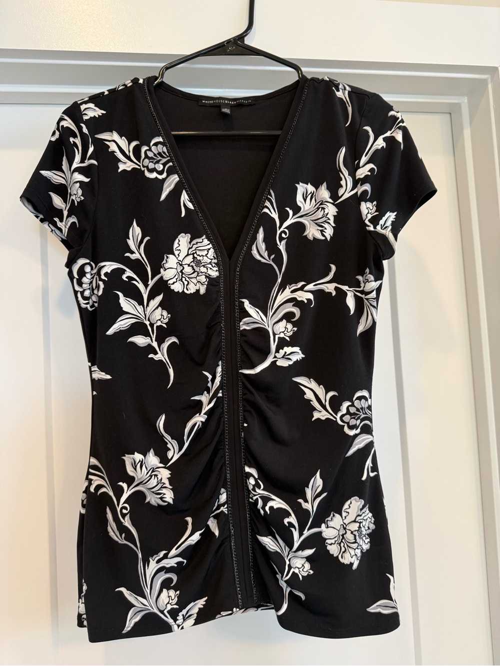 White House Black Market Size Small Black & White Floral Short-Sleeve V-Neck Top